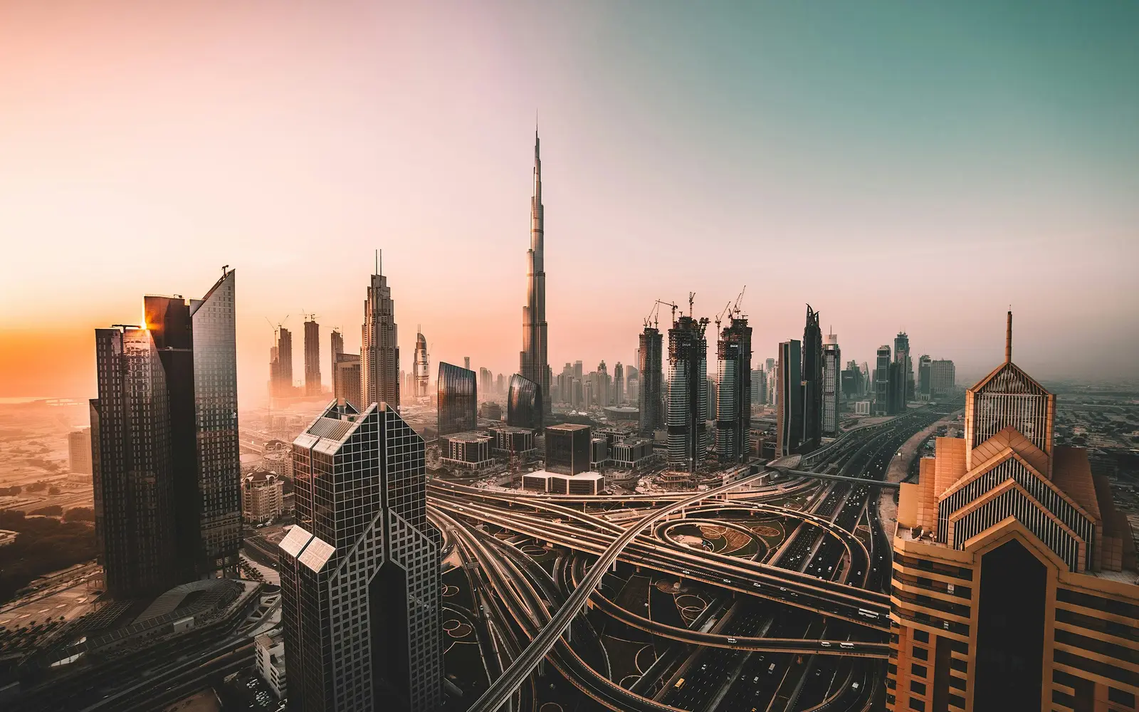 Arranha-céus de Dubai ao entardecer
