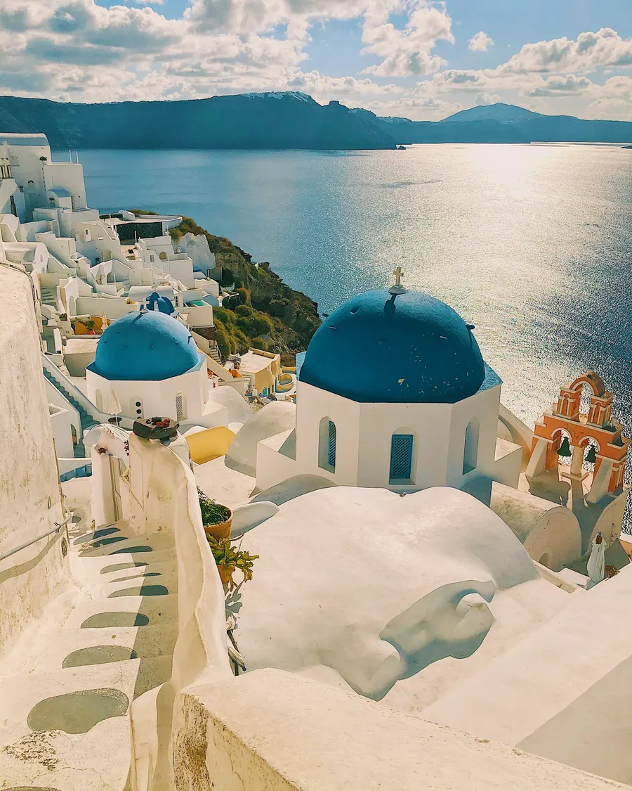 Cúpulas azuis de Santorini com o mar Egeu ao fundo