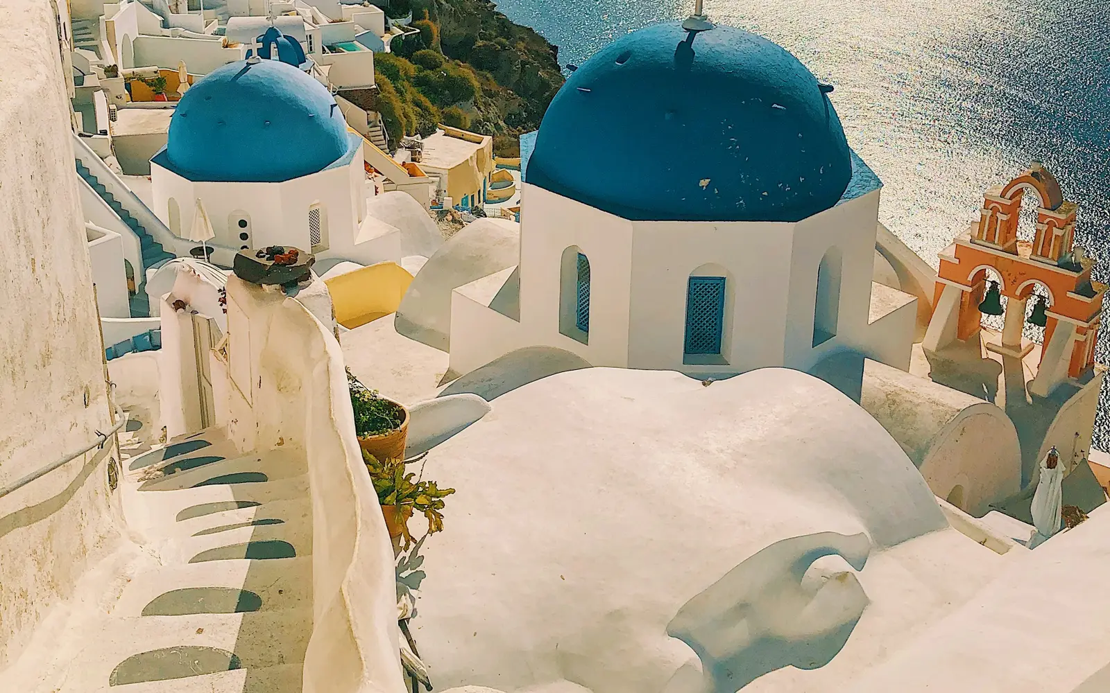 Igreja de cúpula azul em Santorini, Grécia