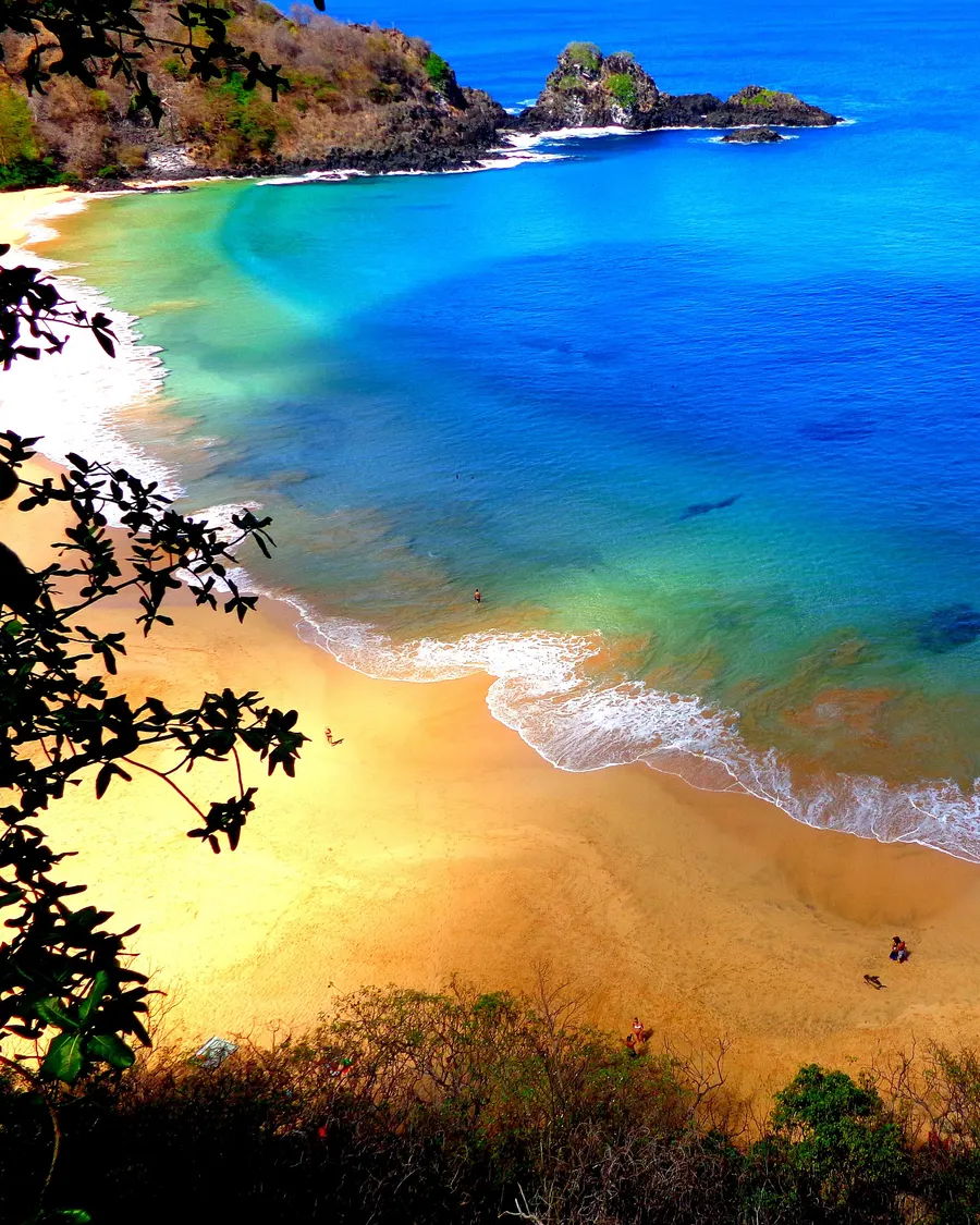 Praia do Sancho vista de cima, com falésias e mar turquesa