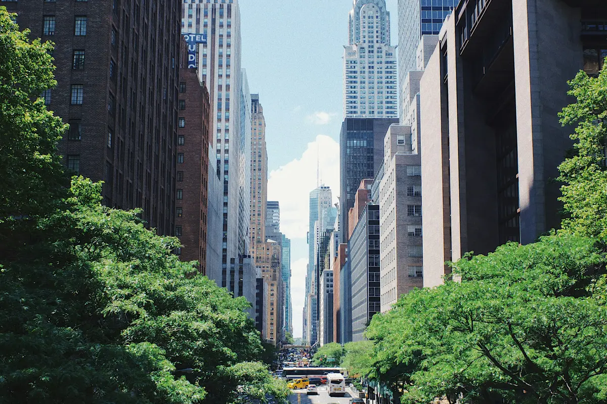 Rua de Manhattan ladeada por arranha-céus
