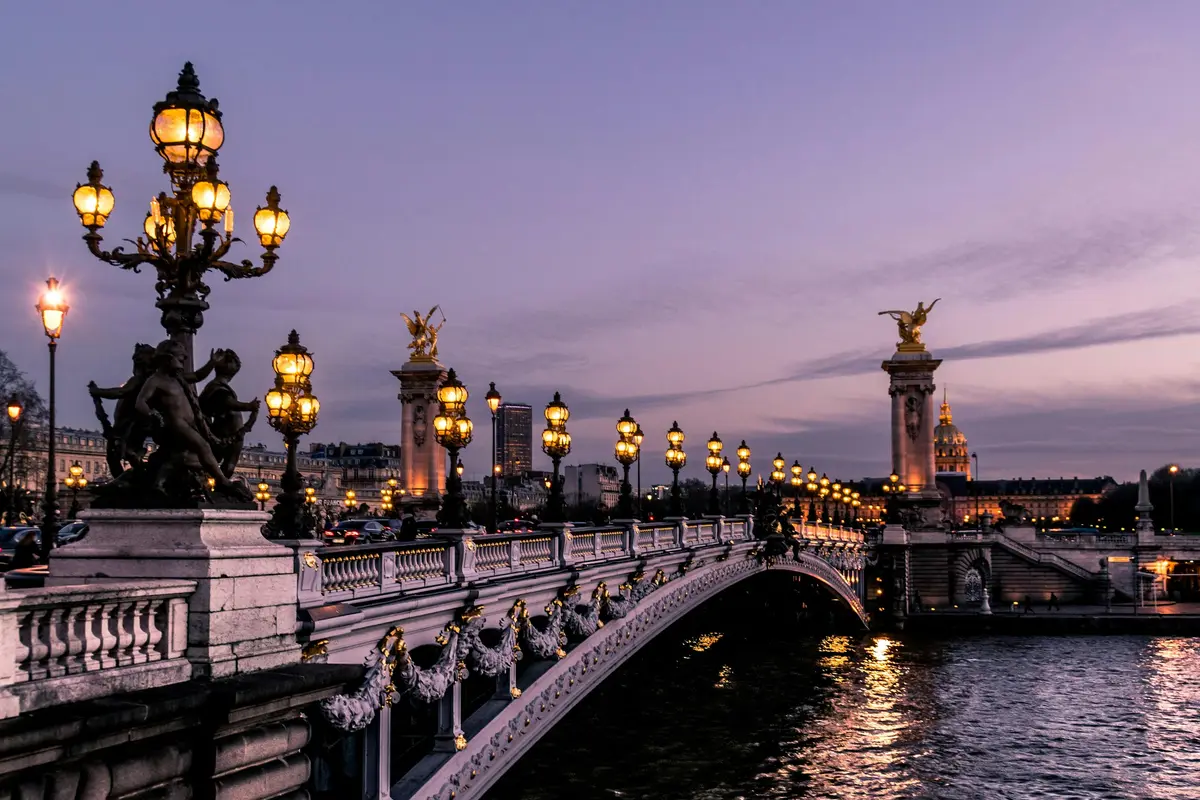Pont Alexandre III iluminado à noite em Paris