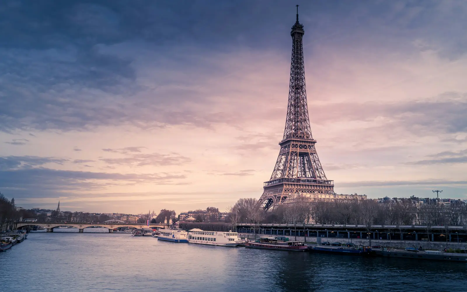 Torre Eiffel iluminada pela luz dourada do entardecer