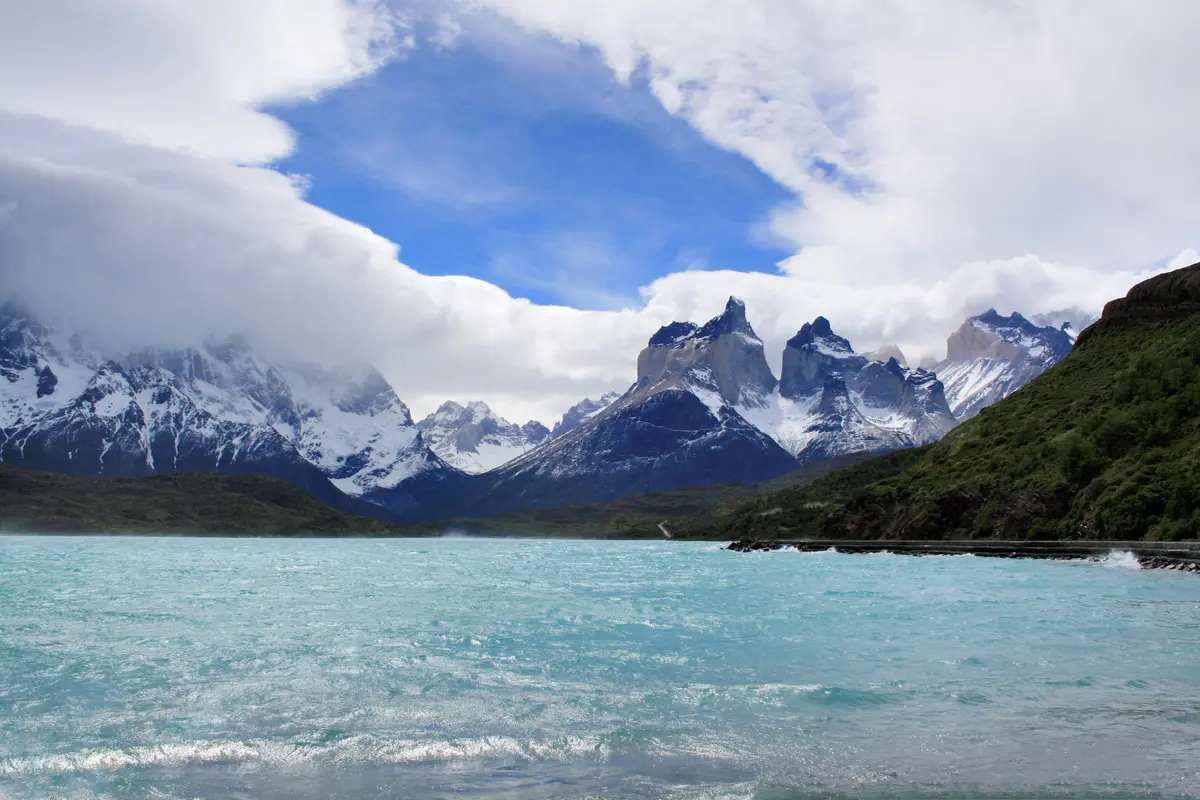 Lago e montanhas do Parque Nacional Torres del Paine