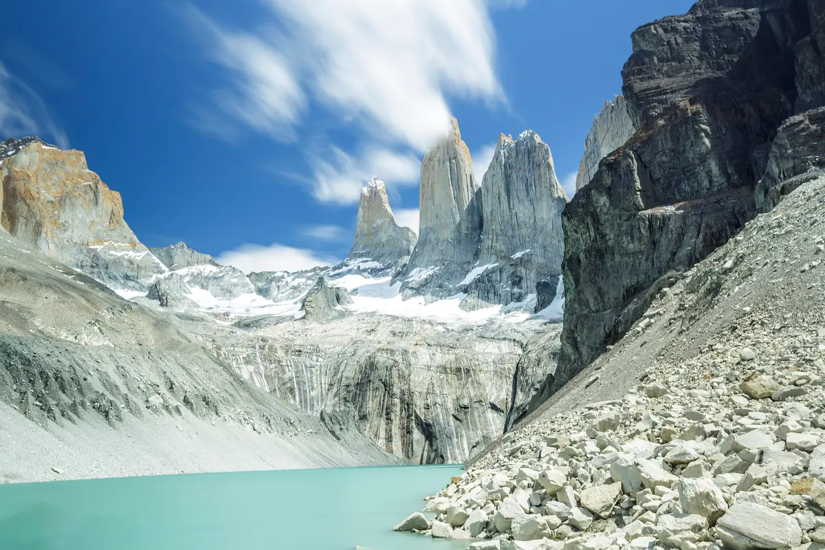 Torres del Paine com picos nevados
