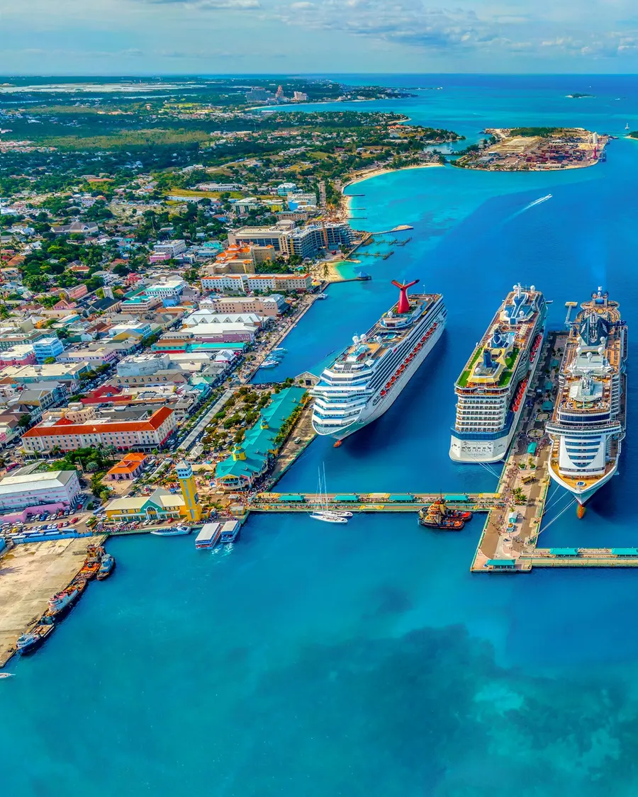Navios de cruzeiro ancorados em um porto tropical